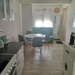 Mala Kuca Ispod Borova