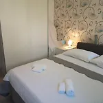 Mala Kuca Ispod Borova * Primosten