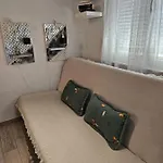 Mala Kuca Ispod Borova Primosten