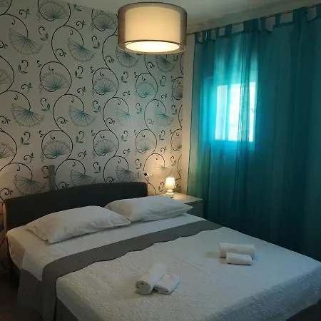 Mala Kuca Ispod Borova Holiday home *
