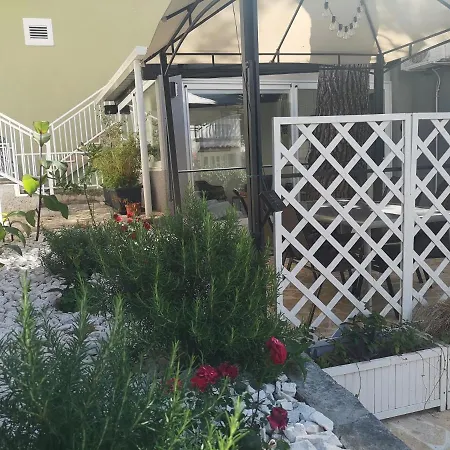 別荘 Mala Kuca Ispod Borova プリモシュテン