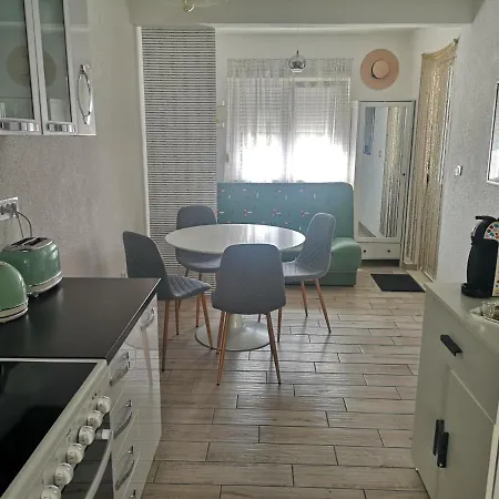 Mala Kuca Ispod Borova