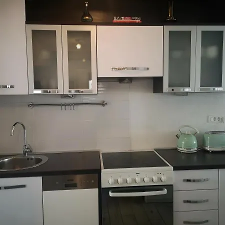 Mala Kuca Ispod Borova *