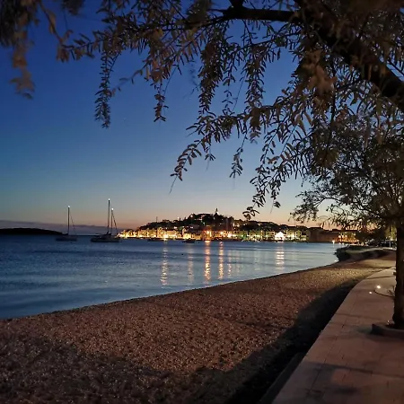 Mala Kuca Ispod Borova Semesterbostad Primošten