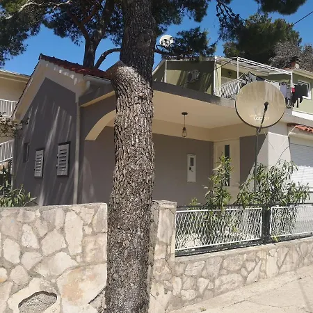 Holiday home Mala Kuca Ispod Borova *