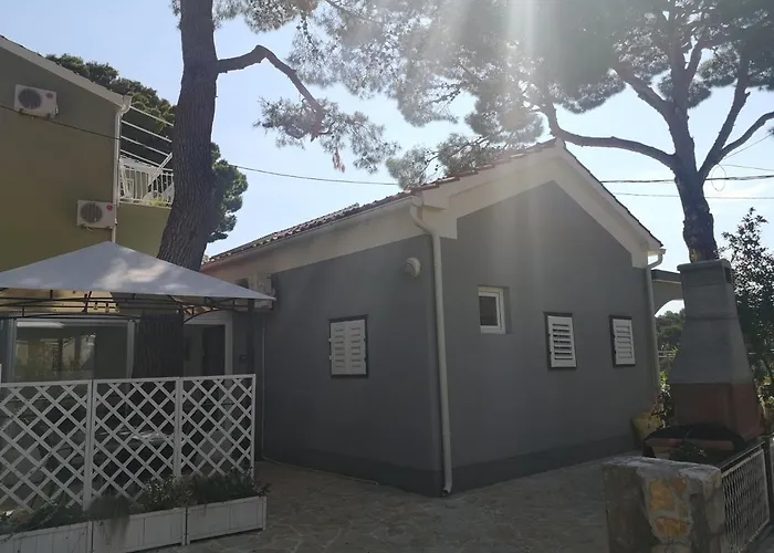 Holiday home Mala Kuca Ispod Borova *