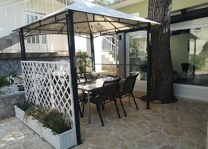 Mala Kuca Ispod Borova Holiday home Primosten