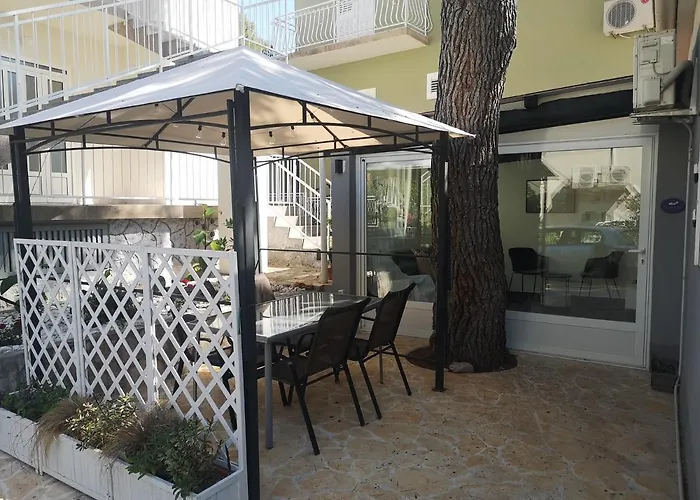 Holiday home Mala Kuca Ispod Borova *