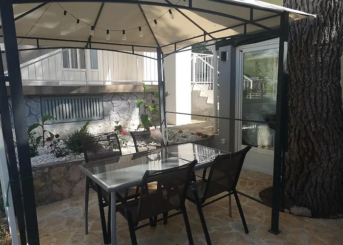 Holiday home Mala Kuca Ispod Borova *