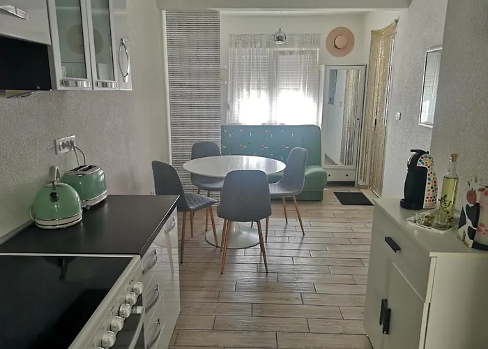 Mala Kuca Ispod Borova