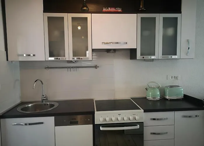 Mala Kuca Ispod Borova *