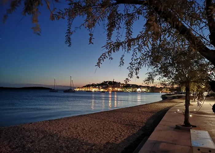 Mala Kuca Ispod Borova Holiday home Primosten