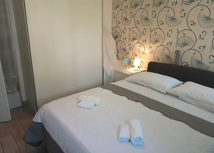 Mala Kuca Ispod Borova * Primosten