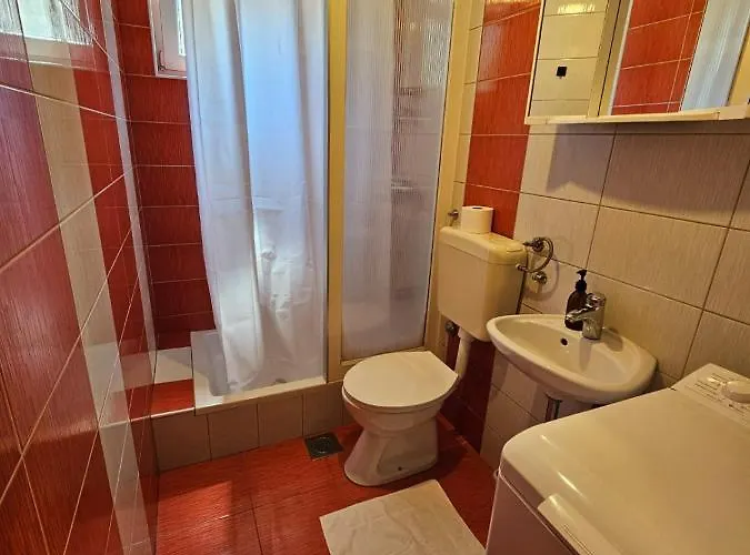 Mala Kuca Ispod Borova * Primosten