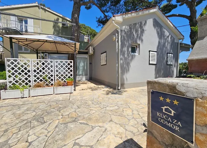 Holiday home Mala Kuca Ispod Borova *